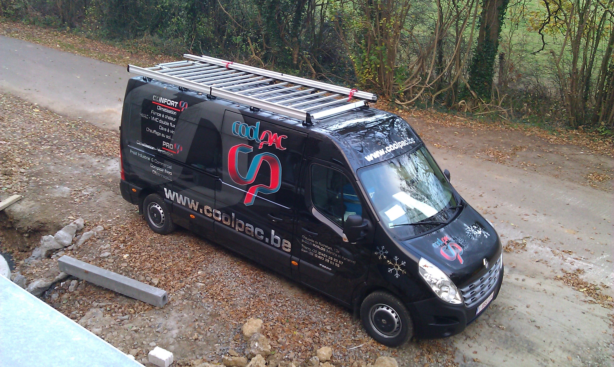 notre camionnette vue sur chantier